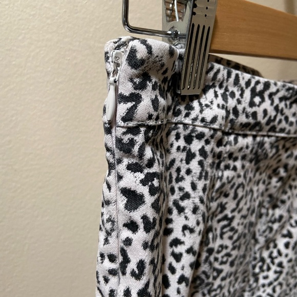 Forever 21 size small leopard print black and white skirt - Picture 5 of 5